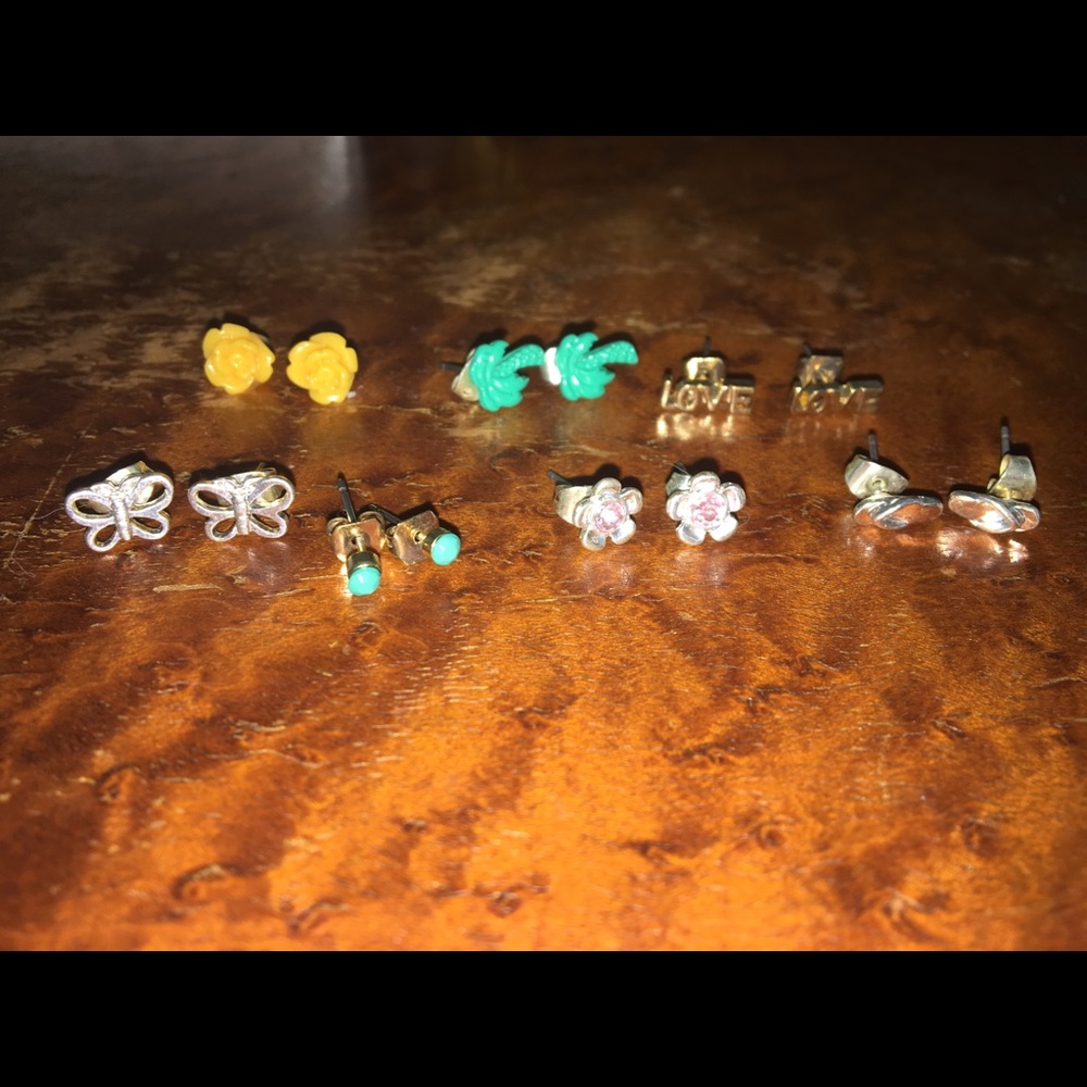 NWOT 7 pack of earrings!!!!